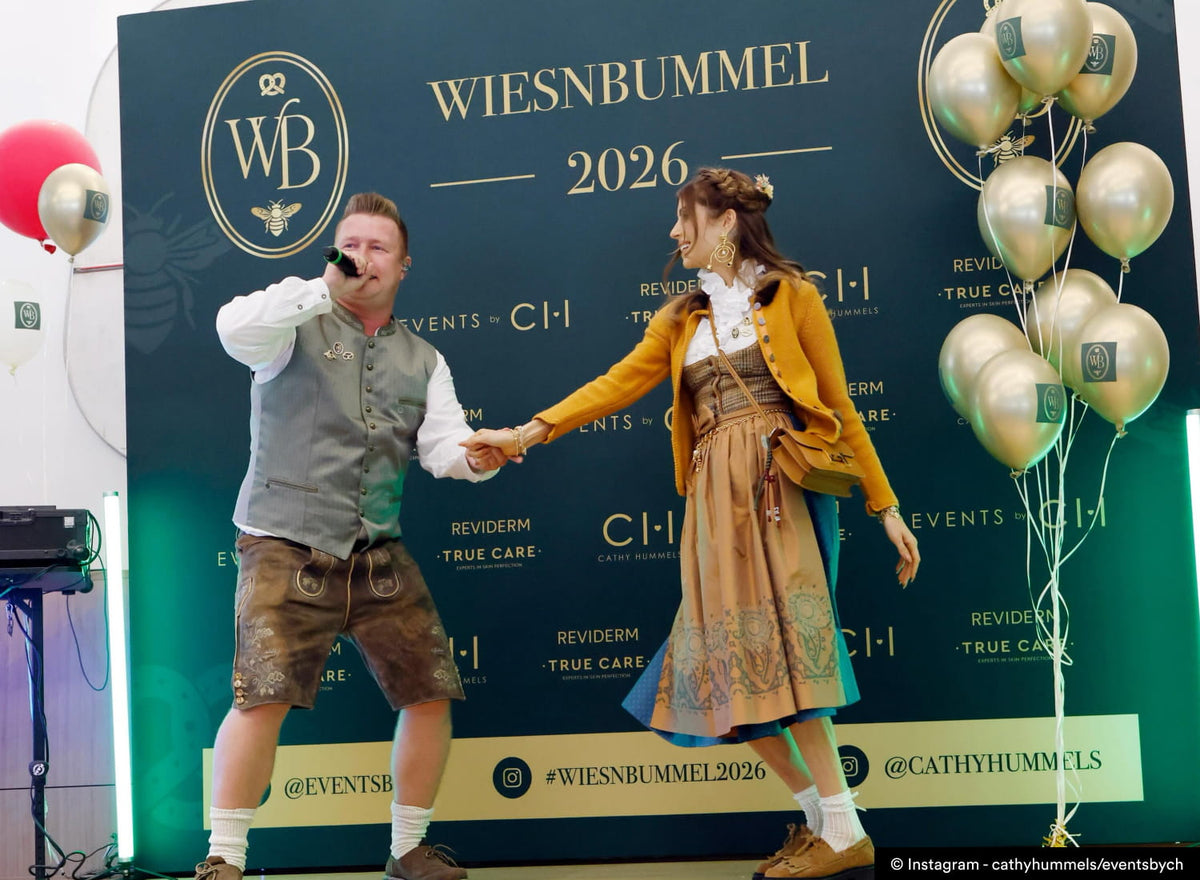 Logowand, Beachflags & Aufsteller: So haben wir den WiesnBummel 2026 von Cathy Hummels ausgestattet