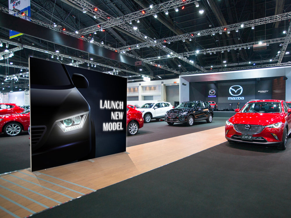 Große Messewand auf Automobilmesse mit individuellem Motivdruck