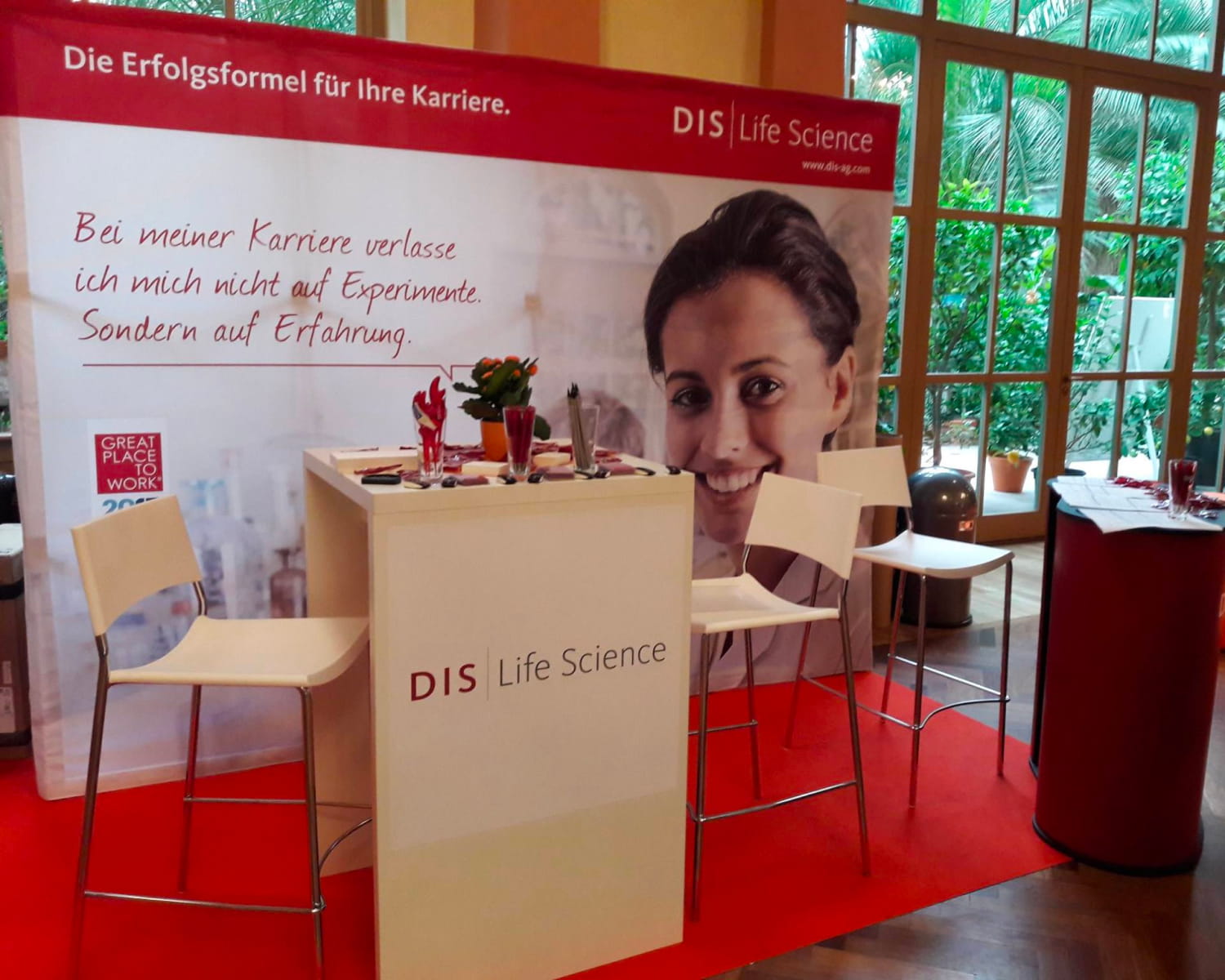 Messestand von DIS Life Science mit PopUp Display 4m Breite